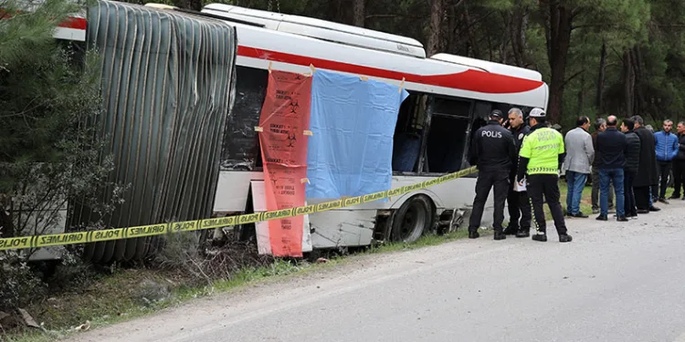 Belediye otobüsüne TIR çarptı: 1 ölü, 4 yaralı