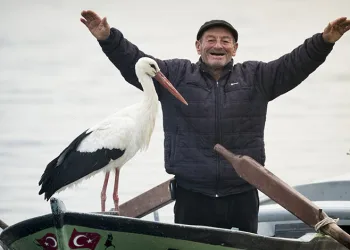 Leylek ile balıkçının dostluğu köye turist getirdi