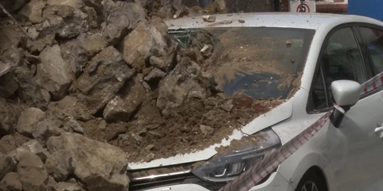 Üsküdar’da site duvarı çöktü