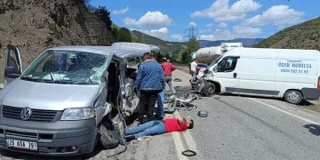 Üniversite öğrencilerini taşıyan araç kazaya karıştı: 15 yaralı