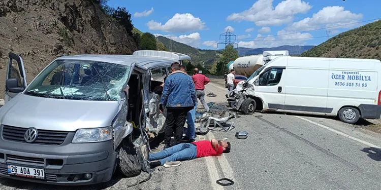 Üniversite öğrencilerini taşıyan araç kazaya karıştı: 15 yaralı