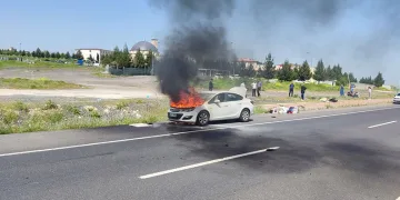 Yanan otomobile pet şişelerle müdahale ettiler