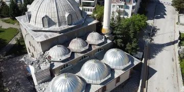Fırtınada minaresi yıkılan cami havadan görüntülendi
