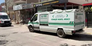 Haber alınamayan erkek hemşire evinde ölü bulundu