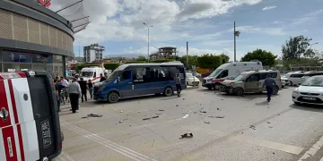 İskenderun’da araçla çarpışan ambulans devrildi: 2 yaralı