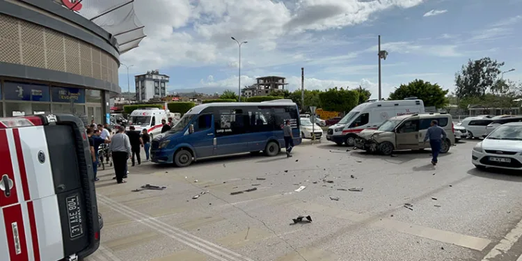 İskenderun’da araçla çarpışan ambulans devrildi: 2 yaralı