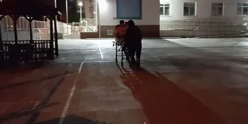 Okul bahçesinde oturan genç bıçaklı saldırıya uğradı