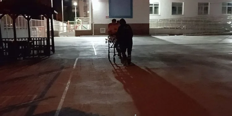 Okul bahçesinde oturan genç bıçaklı saldırıya uğradı