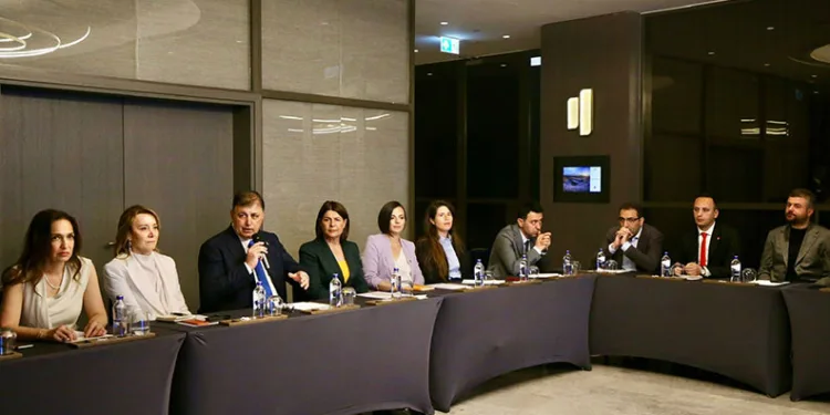 Başkan Tugay’dan, yeni belediye başkanlarıyla ilk toplantı