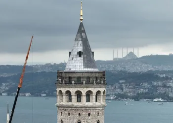 Galata Kulesi’nin alemine paratoner takıldı