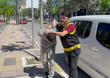 Evi soyarken suçüstü yakalandı, adliyeye girerken sigara istedi