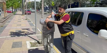 Evi soyarken suçüstü yakalandı, adliyeye girerken sigara istedi