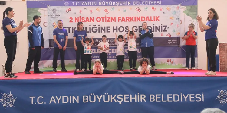 Otizmli çocukların gösterisi büyük beğeni topladı
