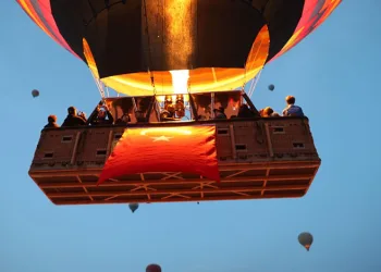 23 Nisan kutlamaları gökyüzünde başladı