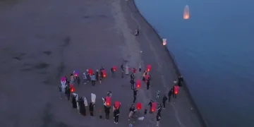 Ahlat’ta Gazzeli çocuklar için dilek feneri uçuruldu