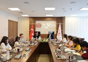 Bakan Göktaş, koltuğunu şehit kızı Elif Naz’a devretti