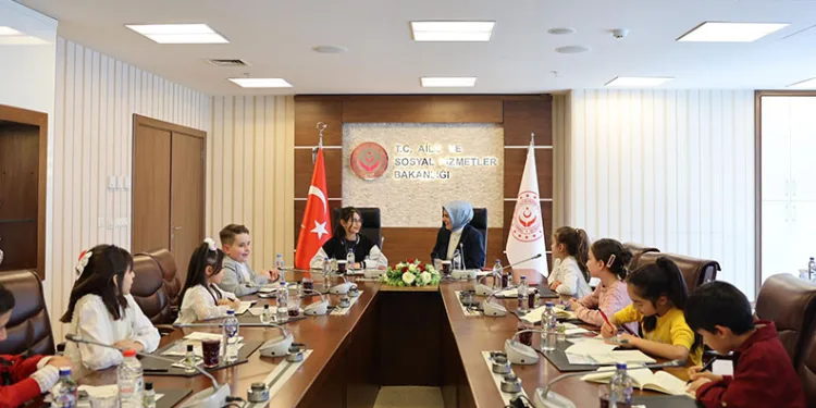 Bakan Göktaş, koltuğunu şehit kızı Elif Naz’a devretti