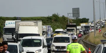 Lastiği patlayan kamyon faciaya neden oluyordu