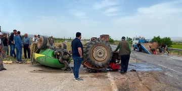 Otomobilin çarptığı traktör ikiye bölündü: 2 yaralı
