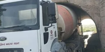 Beton mikseri köprüye sıkıştı