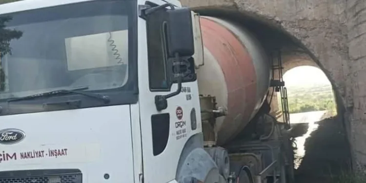 Beton mikseri köprüye sıkıştı