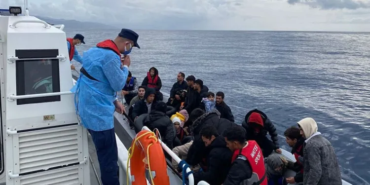 Ayvacık açıklarında 29 kaçak göçmen kurtarıldı