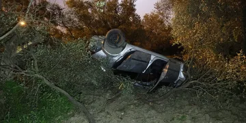 Virajı alamayan otomobil tarlaya uçtu: 3 yaralı