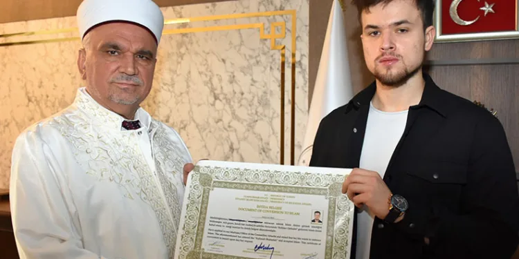 Kazakistanlı üniversite öğrencisi Müslüman oldu
