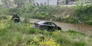 Gece su kanalına uçtu, sabah otomobilini kurtarmaya geldi
