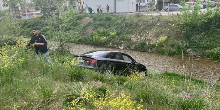 Gece su kanalına uçtu, sabah otomobilini kurtarmaya geldi