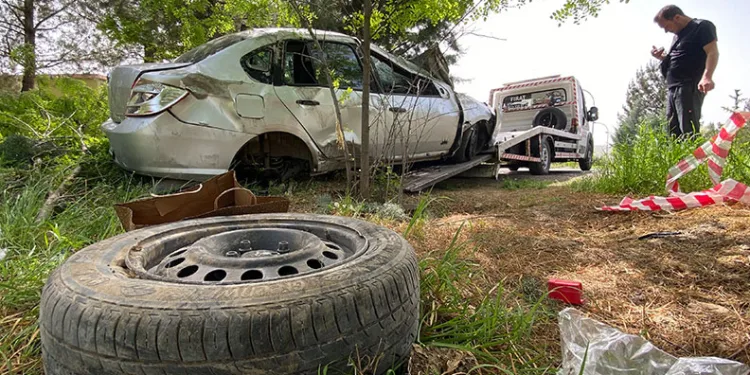 Diyarbakır’da kontrolden çıkan otomobil takla attı: 3 yaralı