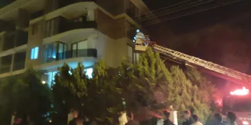 Otoparkta otomobil yandı, 52 dairelik bina tahliye edildi