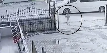 Küçük çocuğun minibüsün altında kaldığı anlar kamerada