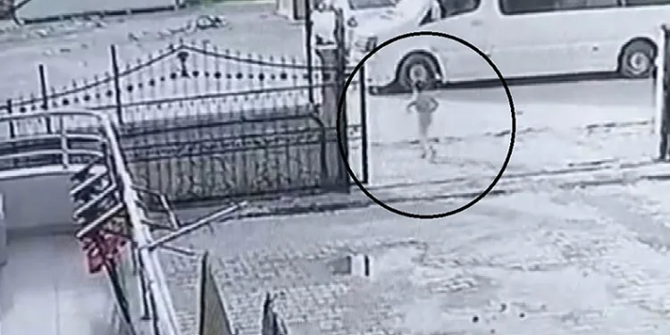 Küçük çocuğun minibüsün altında kaldığı anlar kamerada