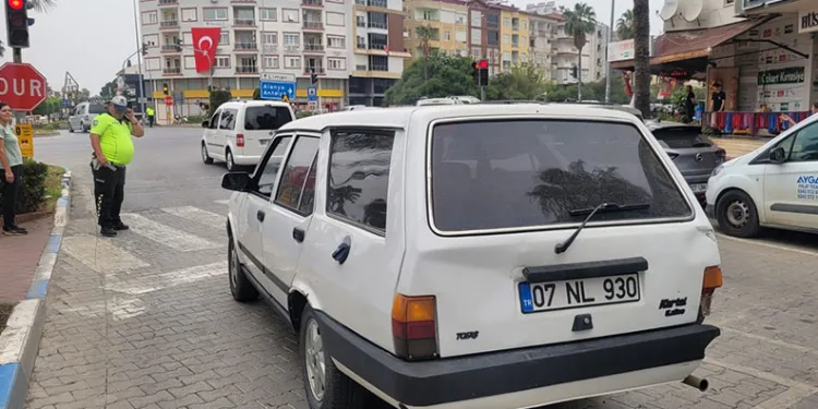 Otomobile çarpan motosikletin sürücüsü yaralandı