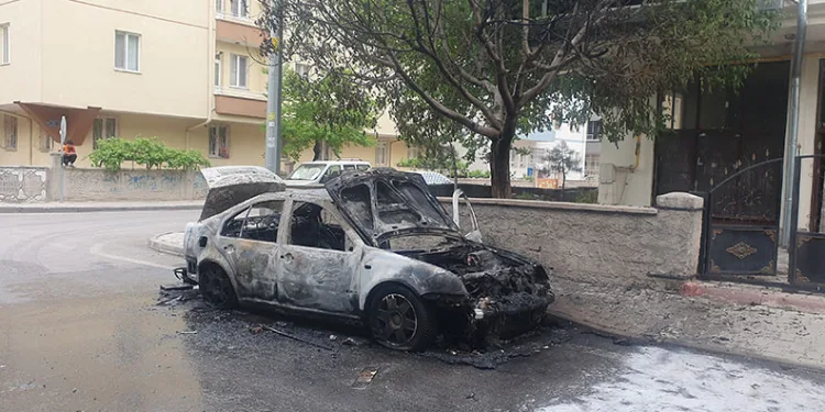 Park halindeki otomobil yanarak küle döndü