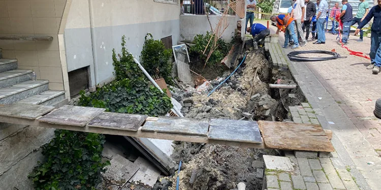 Avcılar’da 4 katlı binanın önündeki kaldırım çöktü