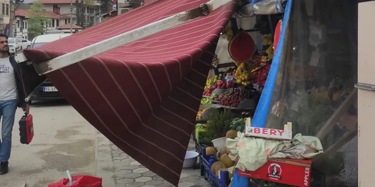 Rüzgar, manavın tentesini yıktı geçti