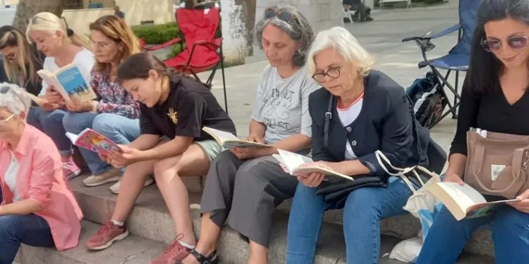 Mudanyalılar mütareke meydanında toplanıp kitap okudu