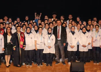 Hemşirelik adayları beyaz üniformalarını giydi