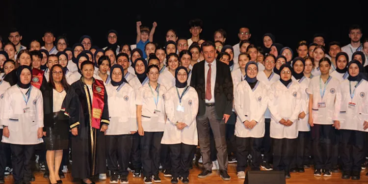 Hemşirelik adayları beyaz üniformalarını giydi