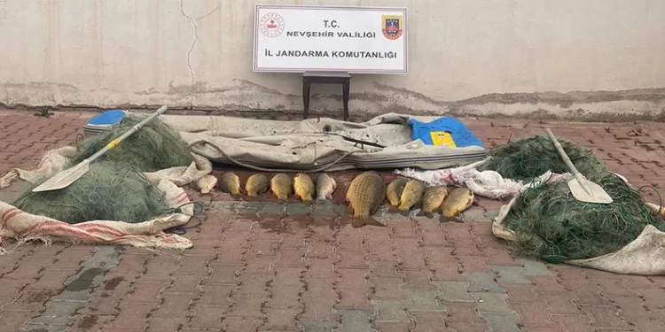 Yasak yöntemlerle balık avlayan 4 şahsa suçüstü