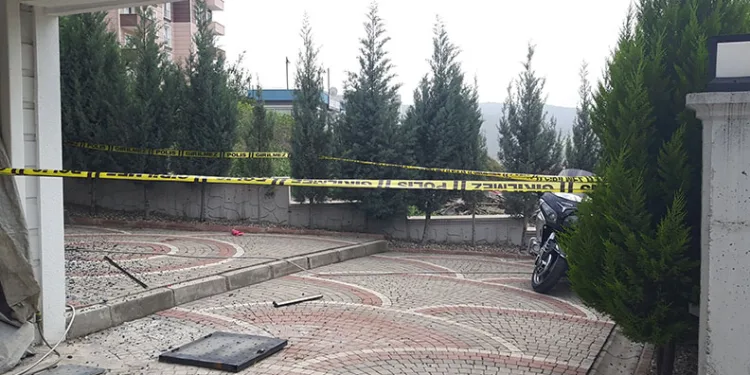 Uzman çavuş cam silerken 3. kattan düştü