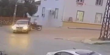 Motosiklet, dönüş yapan otomobile ok gibi saplandı