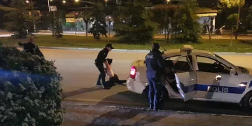 Dur ihtarına uymayan araçtaki kızlar polise zor anlar yaşattı