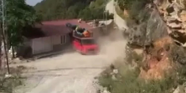 Freni boşalan safari aracı boş eve daldı