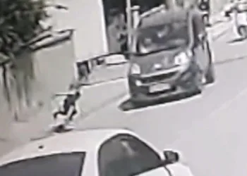 Bursa’da ticari araç karşıya geçen çocuğa çarptı