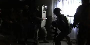 Kavga ihbarına gelen polisleri görünce kaçmaya çalıştılar