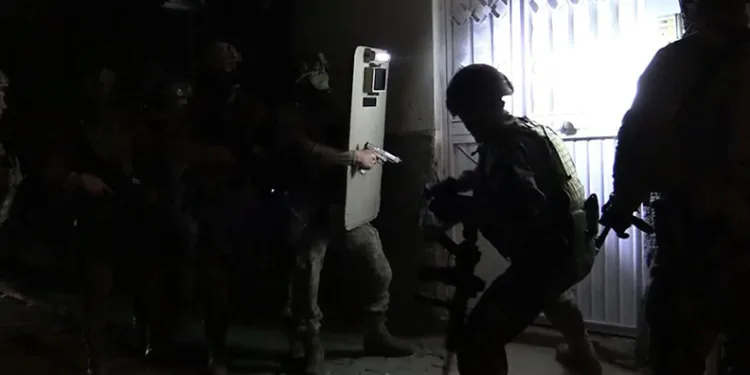 Kavga ihbarına gelen polisleri görünce kaçmaya çalıştılar