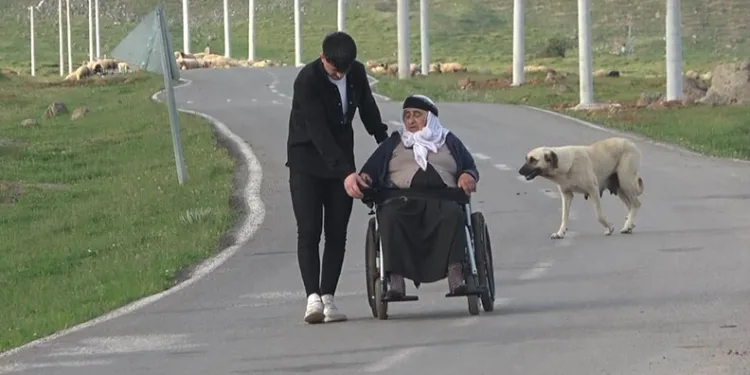 10 yıl sonra köy meydanına çıktı